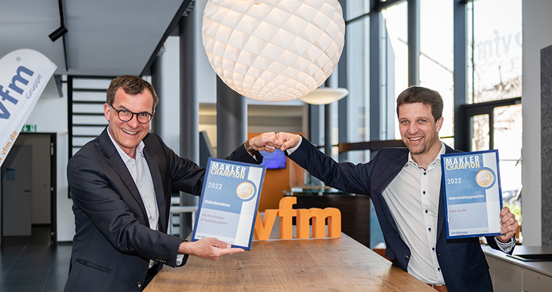Die vfm-Geschäftsführer Klaus Liebig und Robert Schmidt (v.l.) freuen sich über die Gold-Urkunden "Makler Champion 2022"